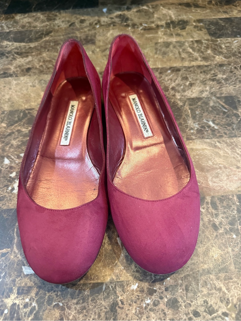 Manolo Blahnik. Burgundy Suede Tere Round-Toe Skimmer Ballet Flat. 37.5. - Picture 2 of 13